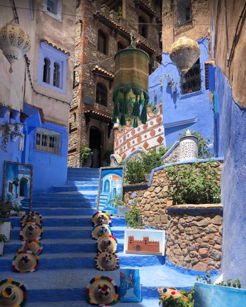 typical narrow street in chefchaouen